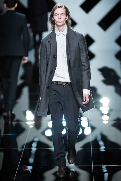 Look 16